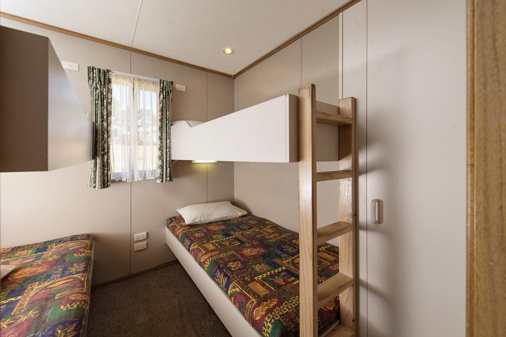Rainbow Pines Tourist Caravan Park แอดามินาบี ภายนอก รูปภาพ