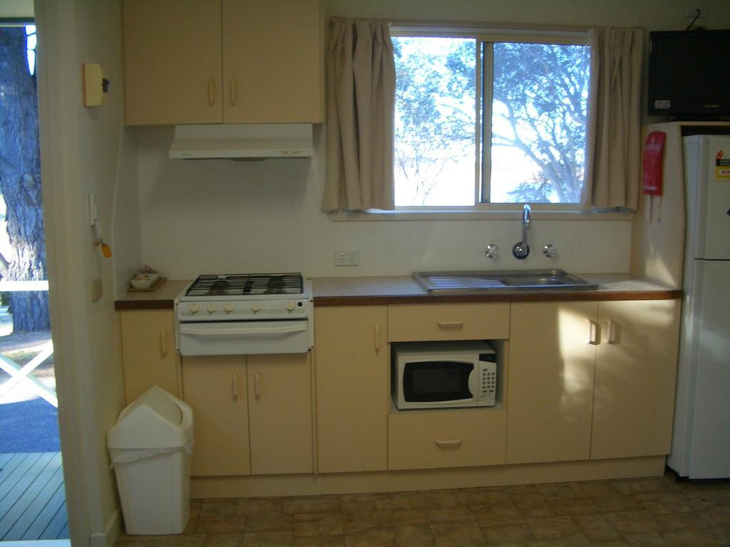 Rainbow Pines Tourist Caravan Park แอดามินาบี ภายนอก รูปภาพ