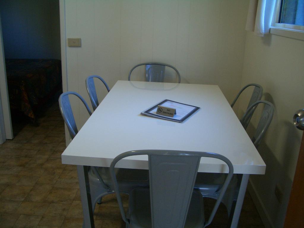 Rainbow Pines Tourist Caravan Park แอดามินาบี ภายนอก รูปภาพ