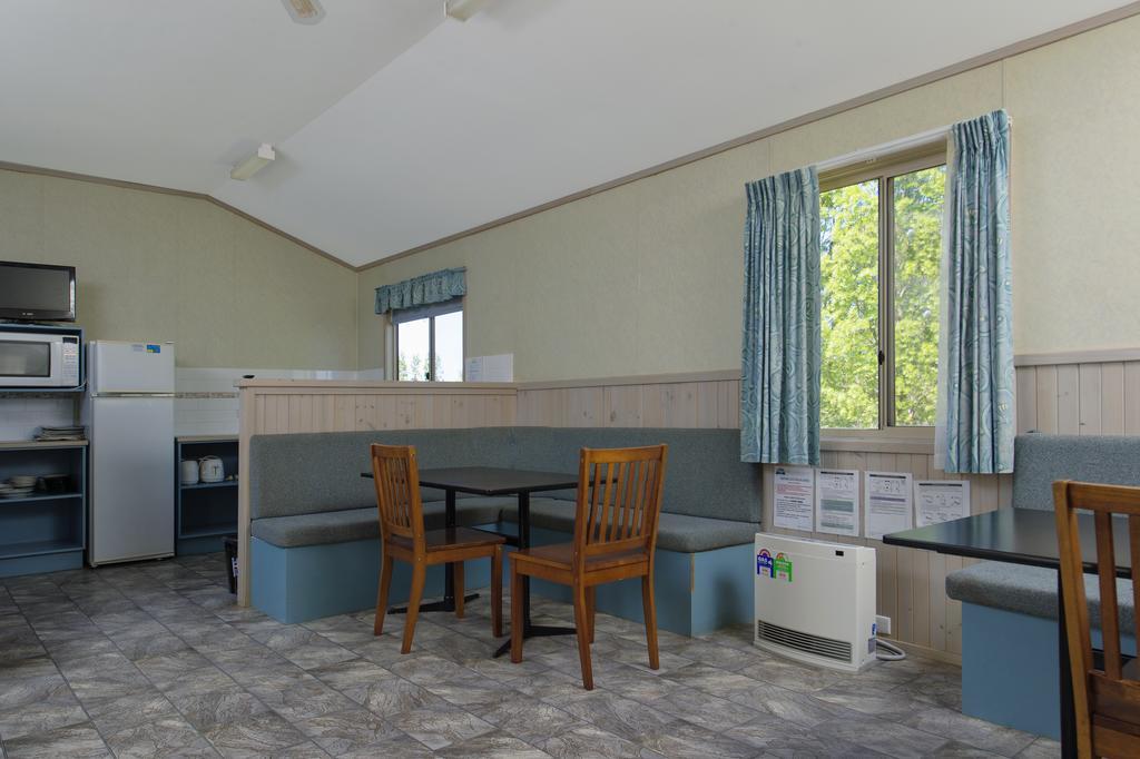 Rainbow Pines Tourist Caravan Park แอดามินาบี ภายนอก รูปภาพ